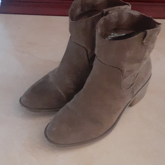 2 Pairs Booties - Picture 3 of 4